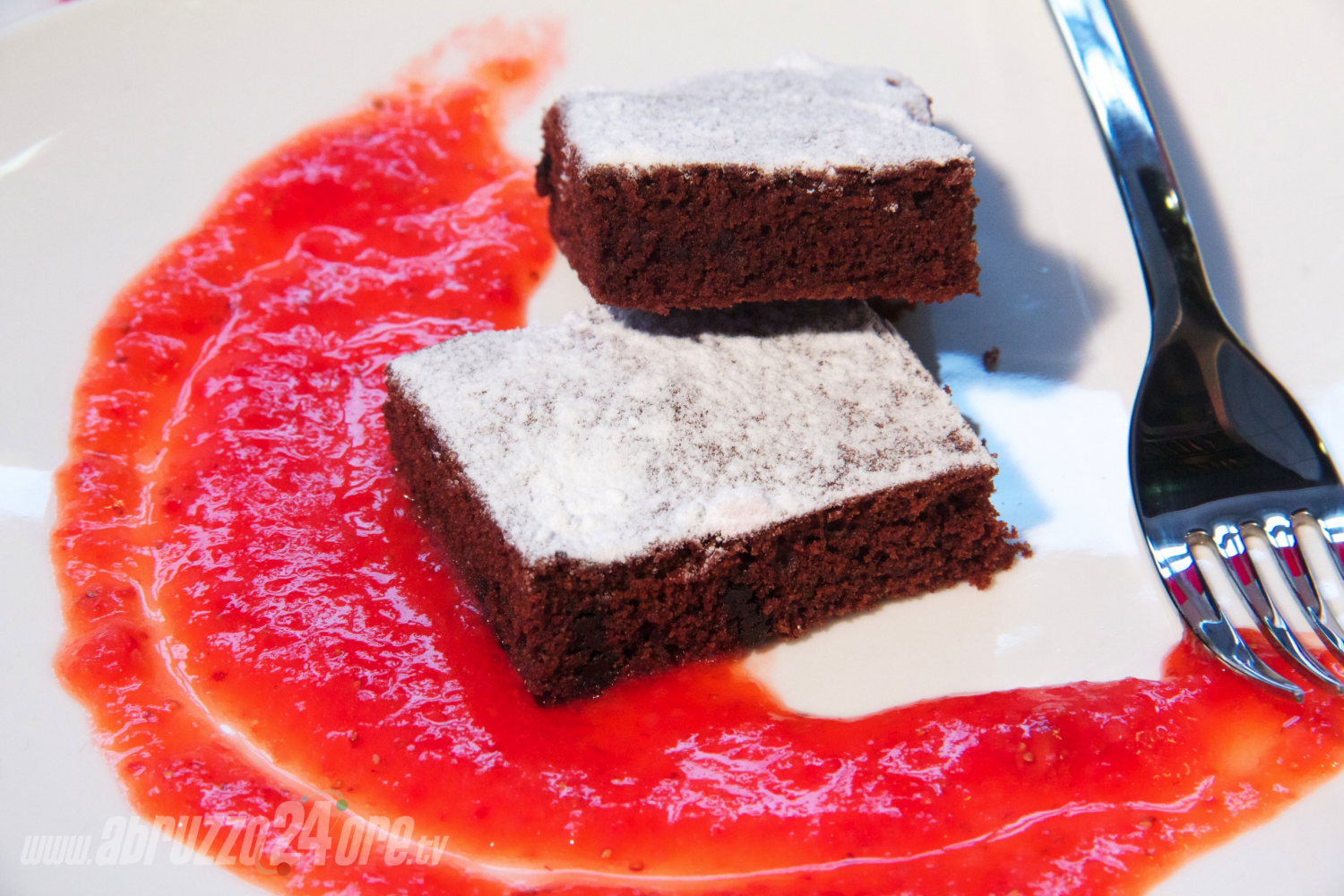 Brownies “Alleggeriti” con Salsa di Fragole. Il Peccato di Gola, Meno Peccaminoso!