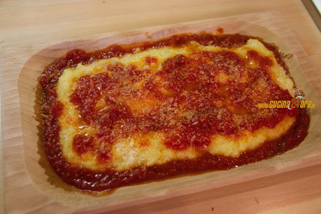 Polenta al Sugo con Salsiccia - Ricetta Facile e Veloce  Polenta With  Sausage and Tomato Sauce - Easy and Fast Recipe - Ricette di Cucina