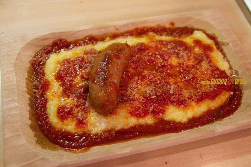 Polenta al Sugo con Salsiccia – Ricetta Facile e Veloce | Polenta With Sausage and Tomato Sauce – Easy and Fast Recipe