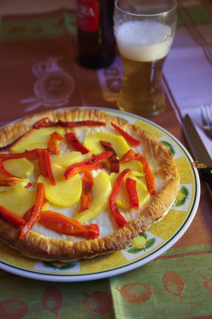 Pizza con Patate e Peperoni Senza Mozzarella – Anche Senza Glutine