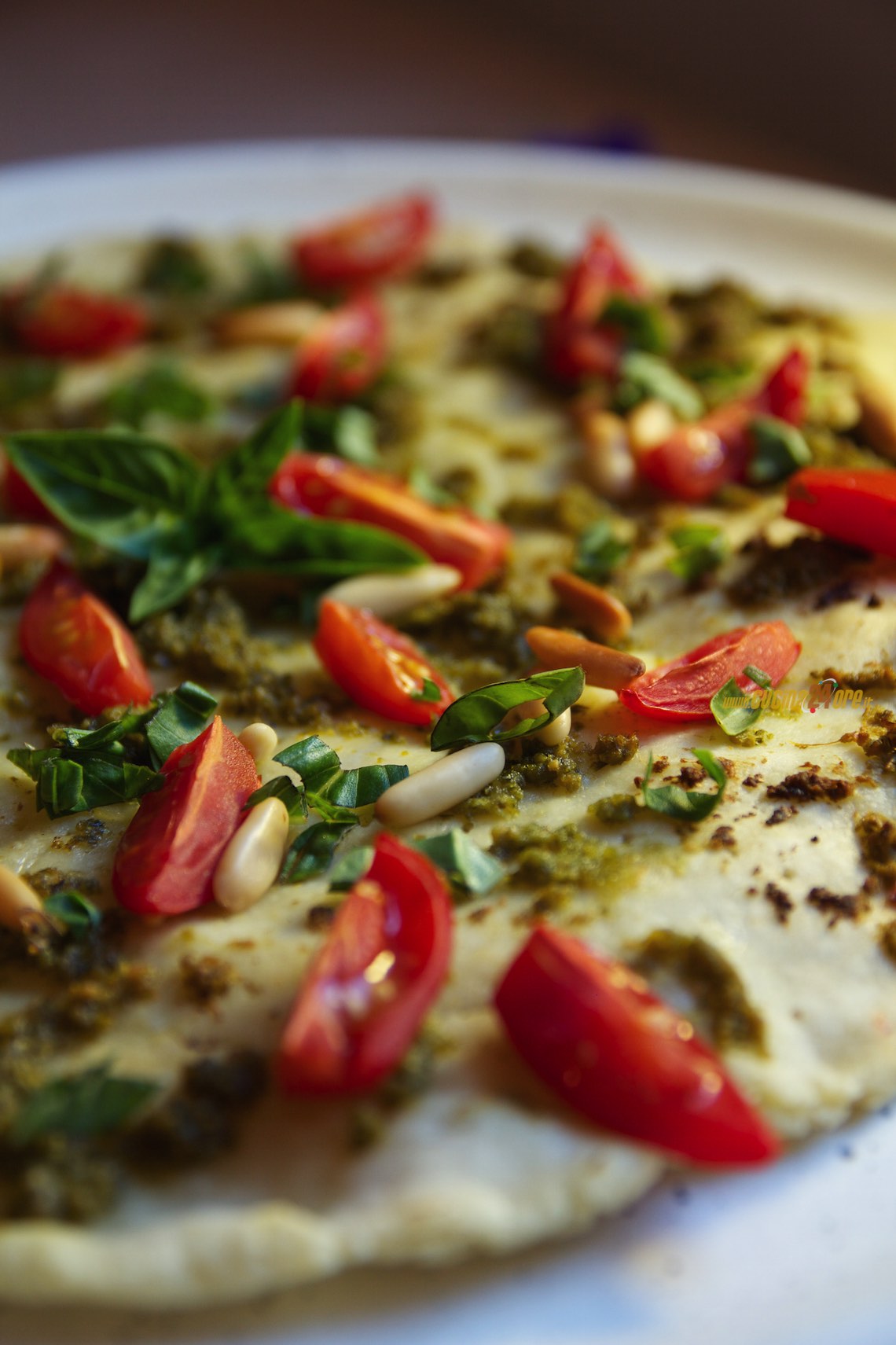 Pizza con Pesto di Basilico, Pomodorini e Pinoli Anche Senza Glutine