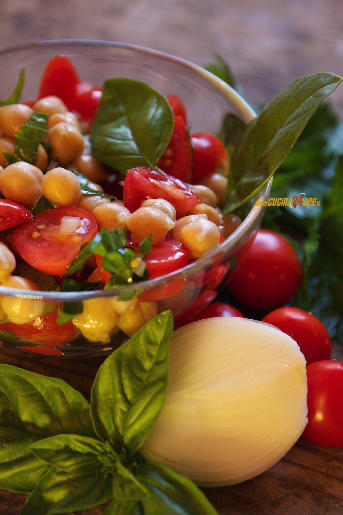 Insalata di Ceci e Pomodorini al Basilico – Piatto Unico in 10 Minuti Ricco di Proteine e Antiossidanti