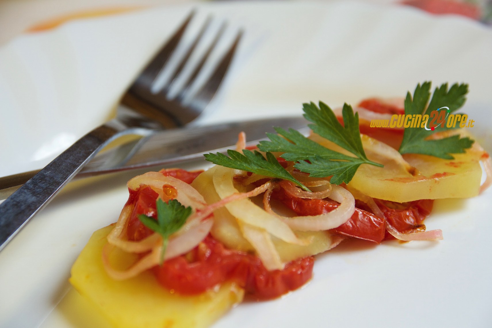 Tiella Povera con Patate, Cipolle e Pomodori – Contorno Tipico Abruzzese