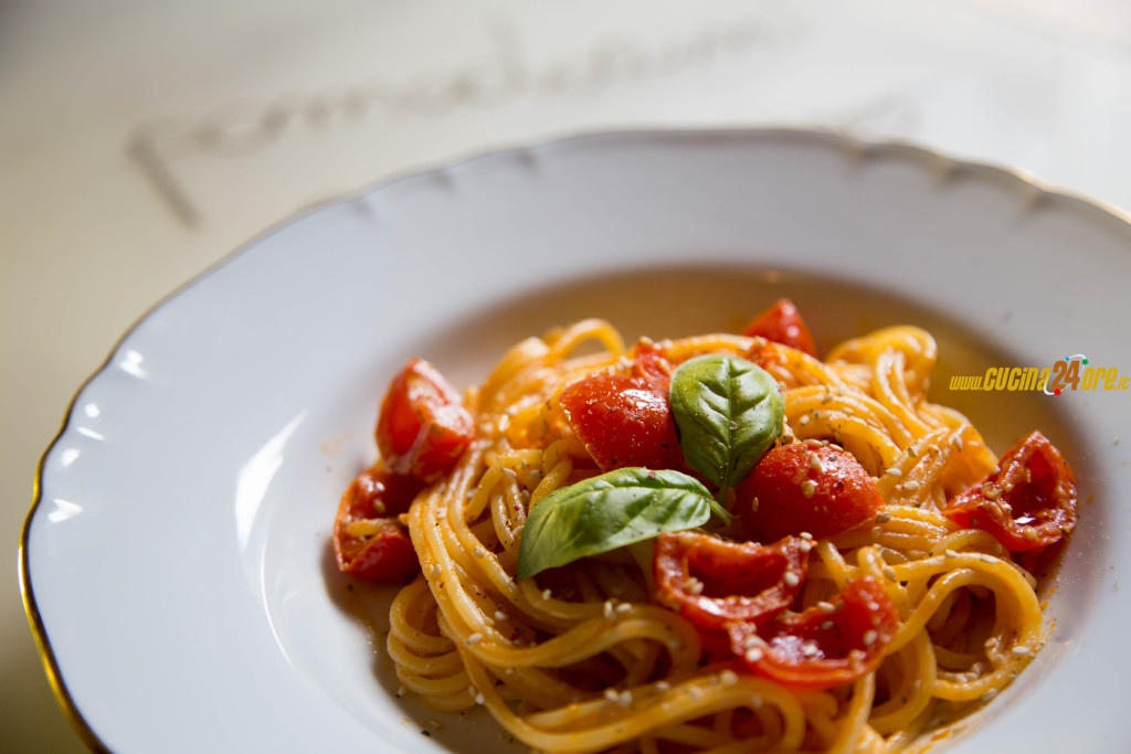 Gli Spaghetti ai Pomodorini Caramellati, Caprino e Sesamo