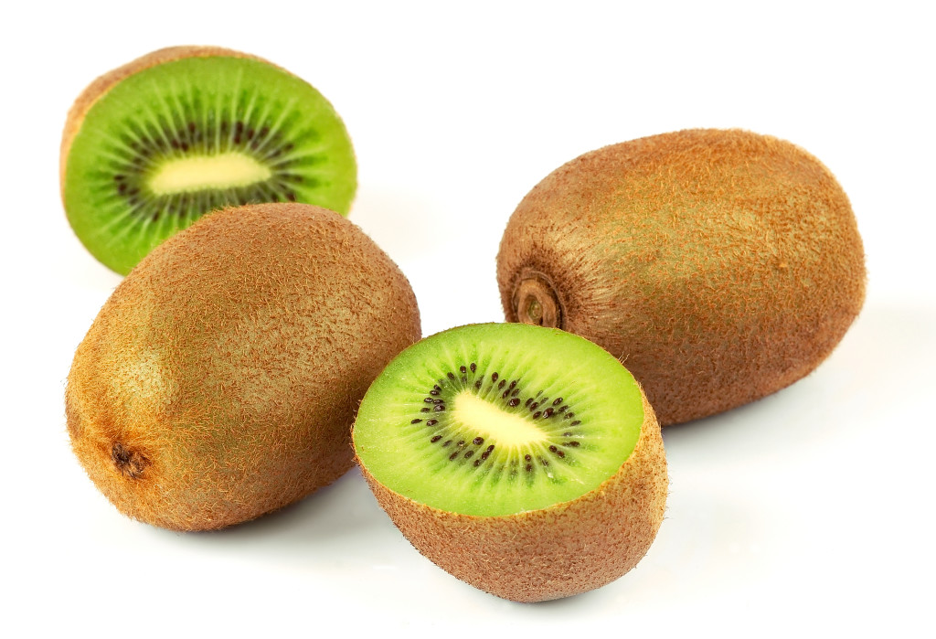 Il frutto salva dieta, il kiwi – L’insalata con indivia, kiwi, noci e radicchio