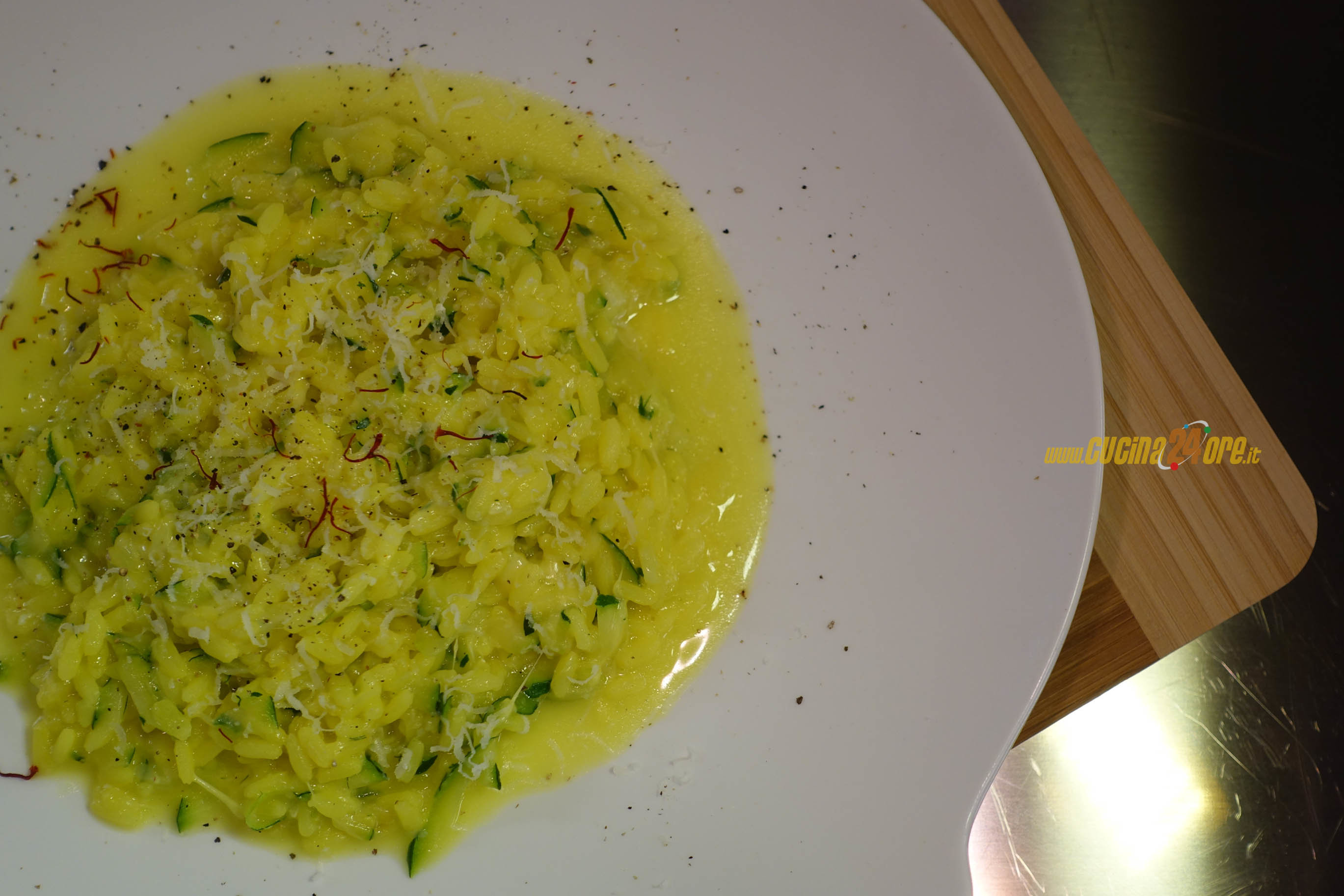 Il Microonde in cucina. Il Risotto filante con zafferano, zucchine, scamorza – VIDEO e FOTO
