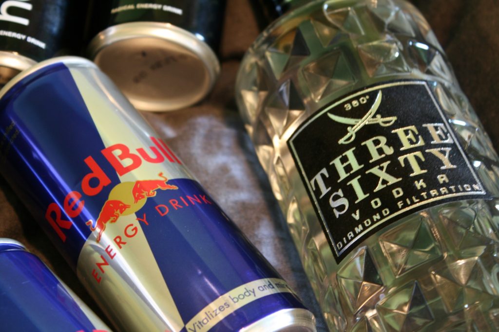 Red Bull (e le Altre) Sotto Accusa. Energy Drink, Dopo la Morte da “Caffeina” Ecco la Cruda Verità sui Loro Effetti