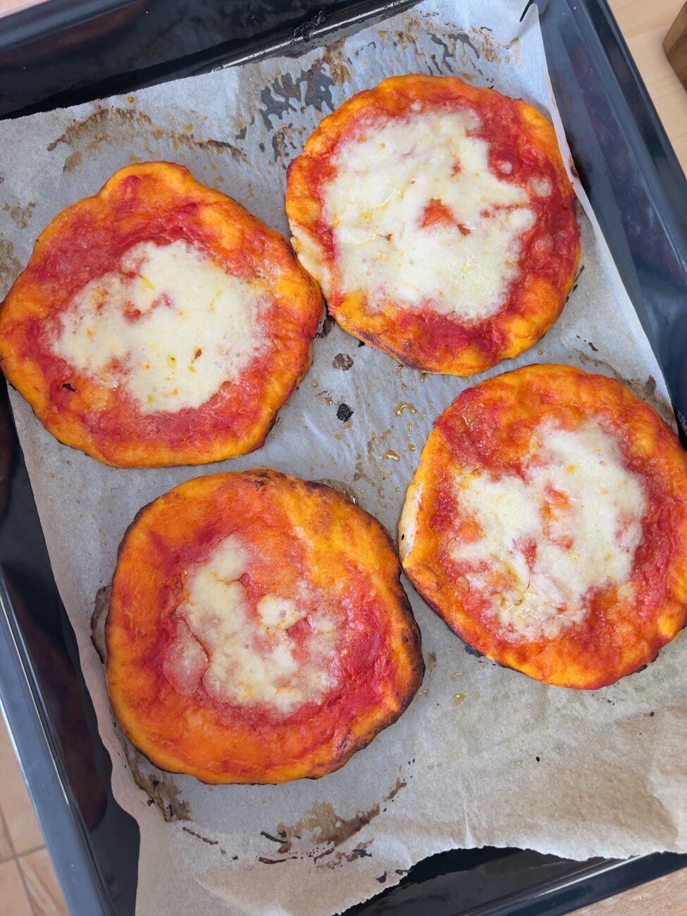 Pizzette Rosse Senza Glutine – Pizza del Forno a Portafoglio, Morbida e Unta